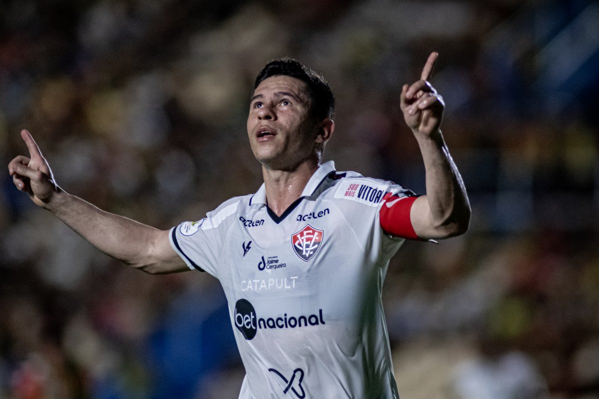 Vídeo: Vitória vence o Sampaio Corrêa e fica mais próximo do acesso; confira o gol do jogo