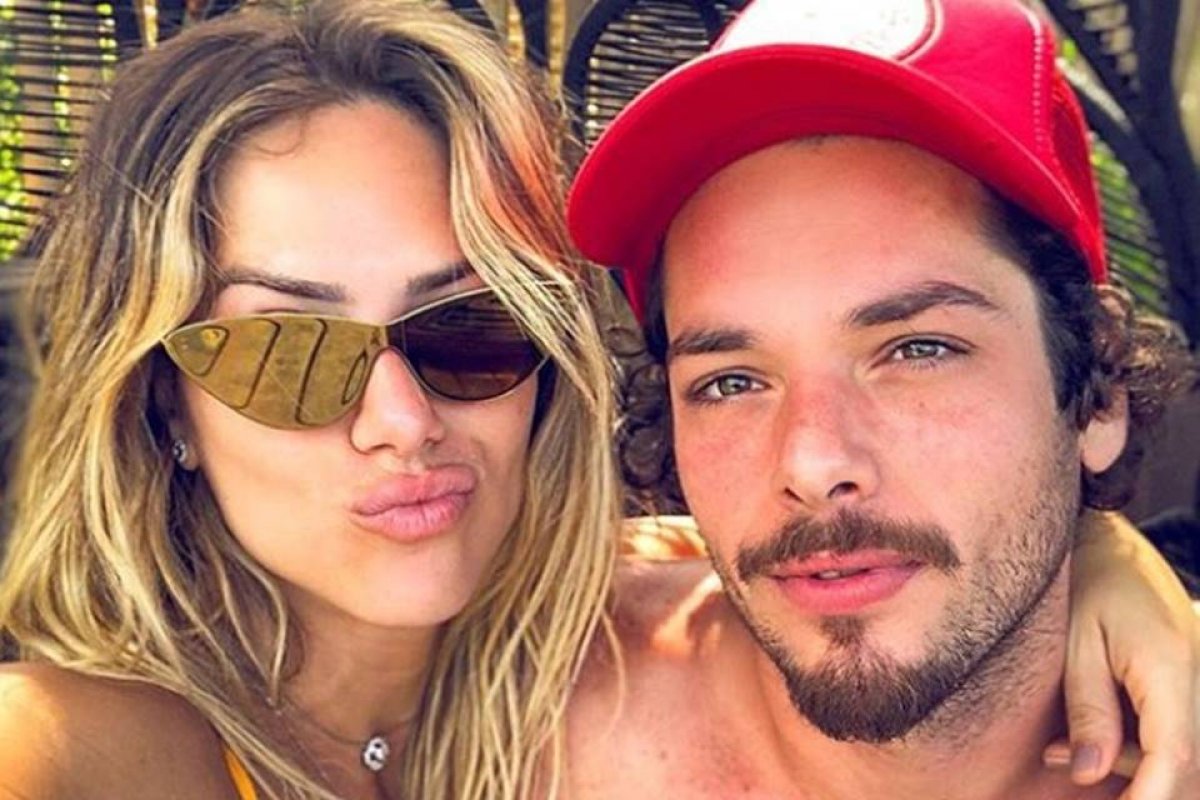 Cunhado de Bruno Gagliasso aparece fumando e bate boca com seguidores
