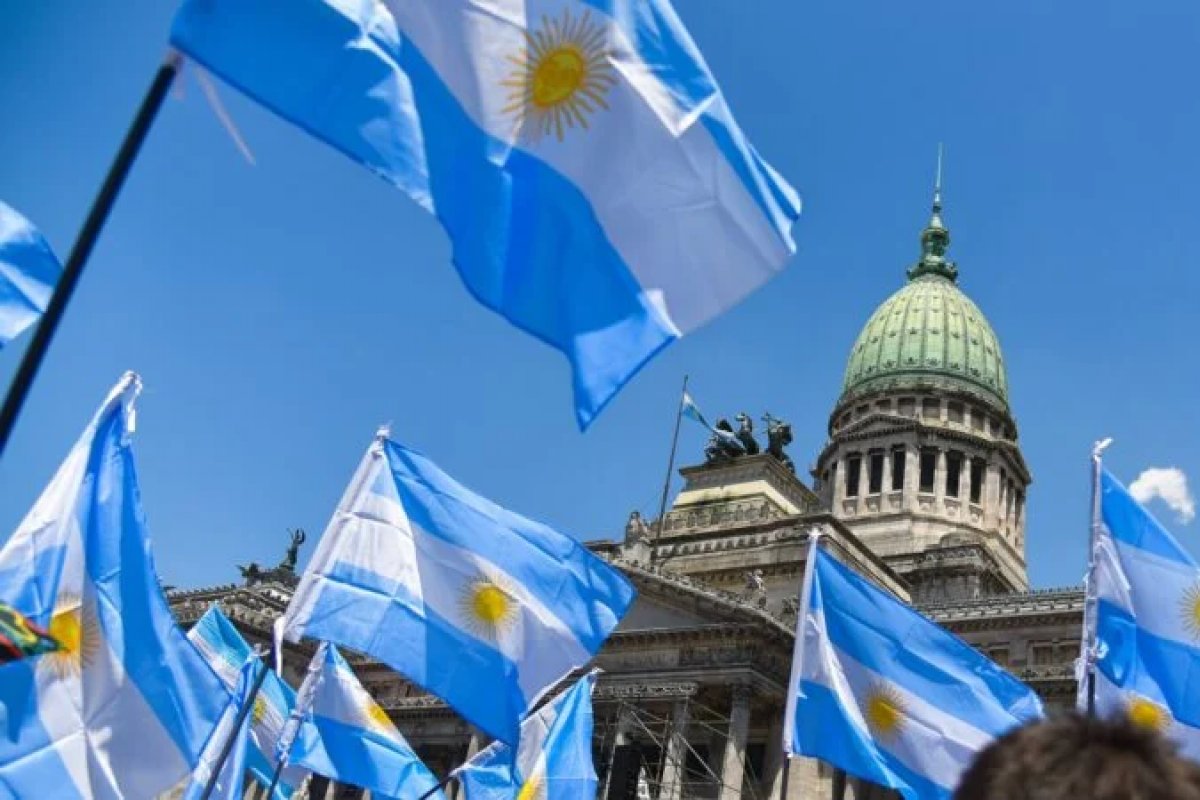 Massa e Milei disputarão o segundo turno da eleição presidencial na Argentina
