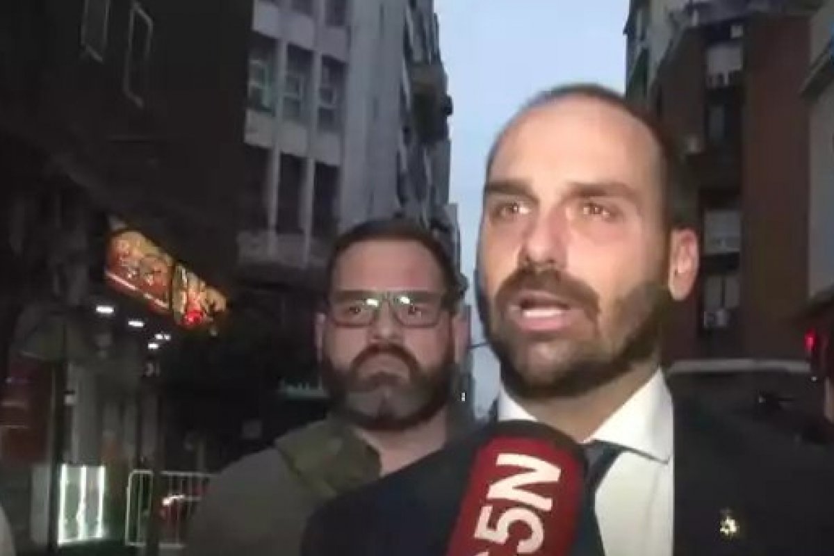 Vídeo: Eduardo Bolsonaro defende armas e é retirado do ar em TV na Argentina