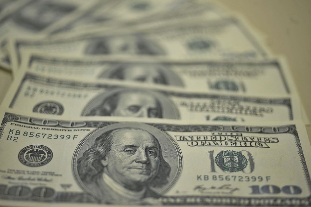 Dólar cai e fecha no menor valor em mais de 50 dias