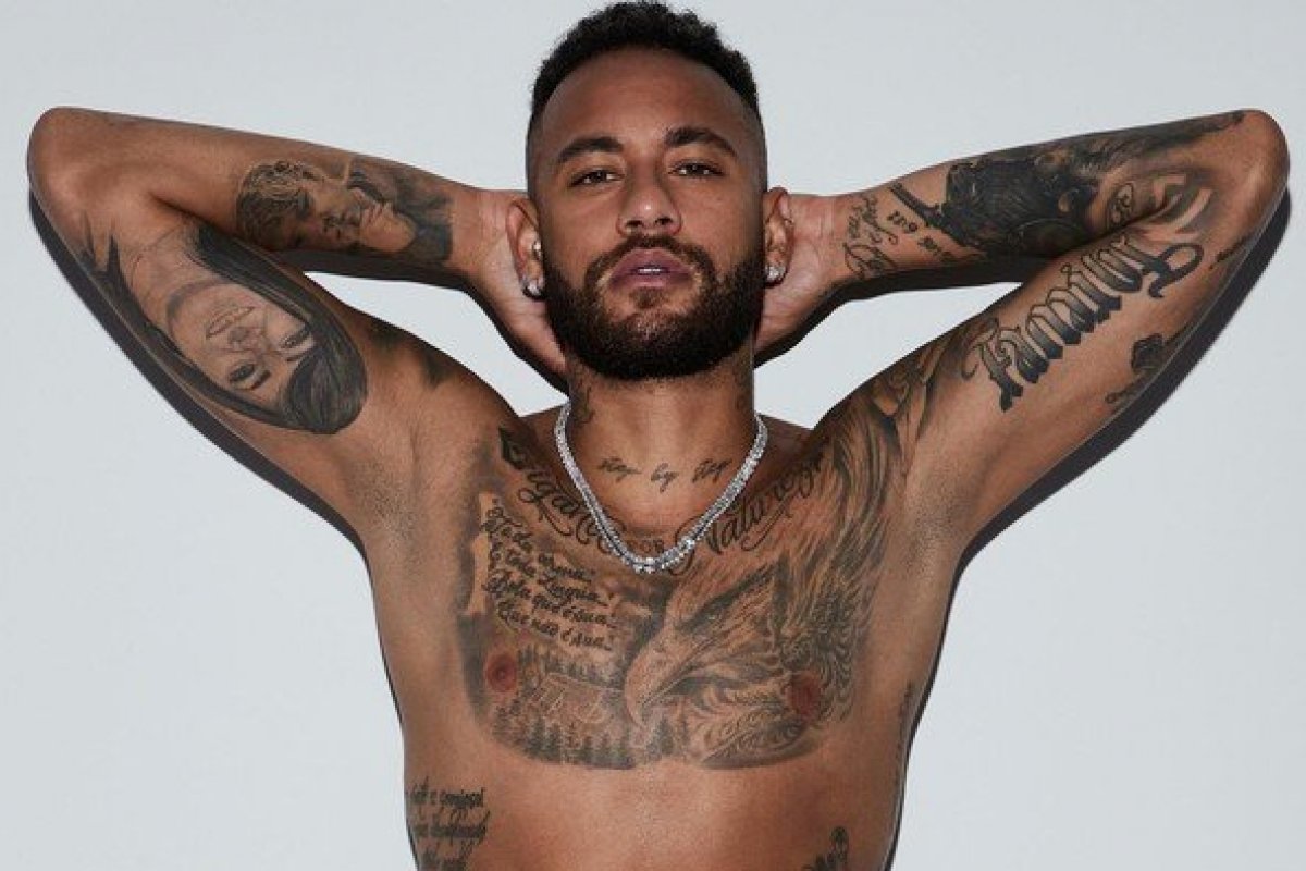Neymar posa de cueca para nova linha de roupas íntimas de Kim Kardashian! 