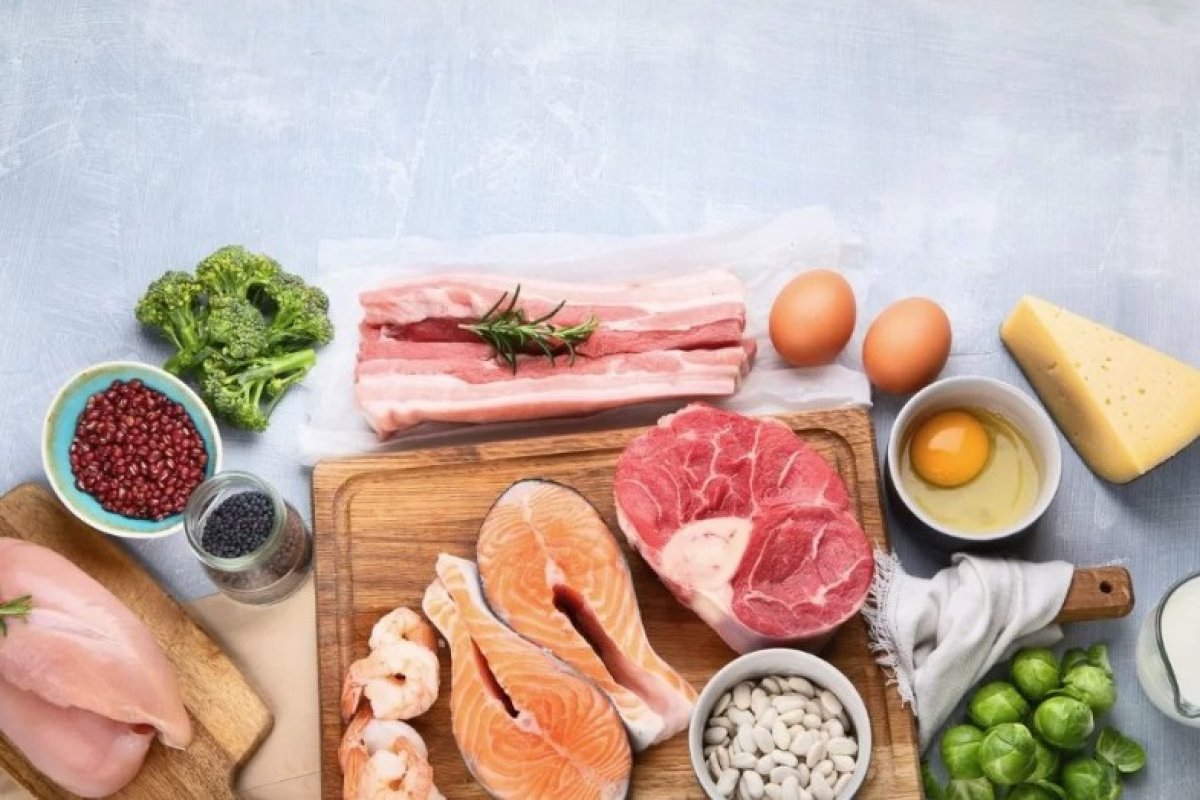 Pesquisa aponta as 5 melhores proteínas para comer à noite e não atrapalham o sono 