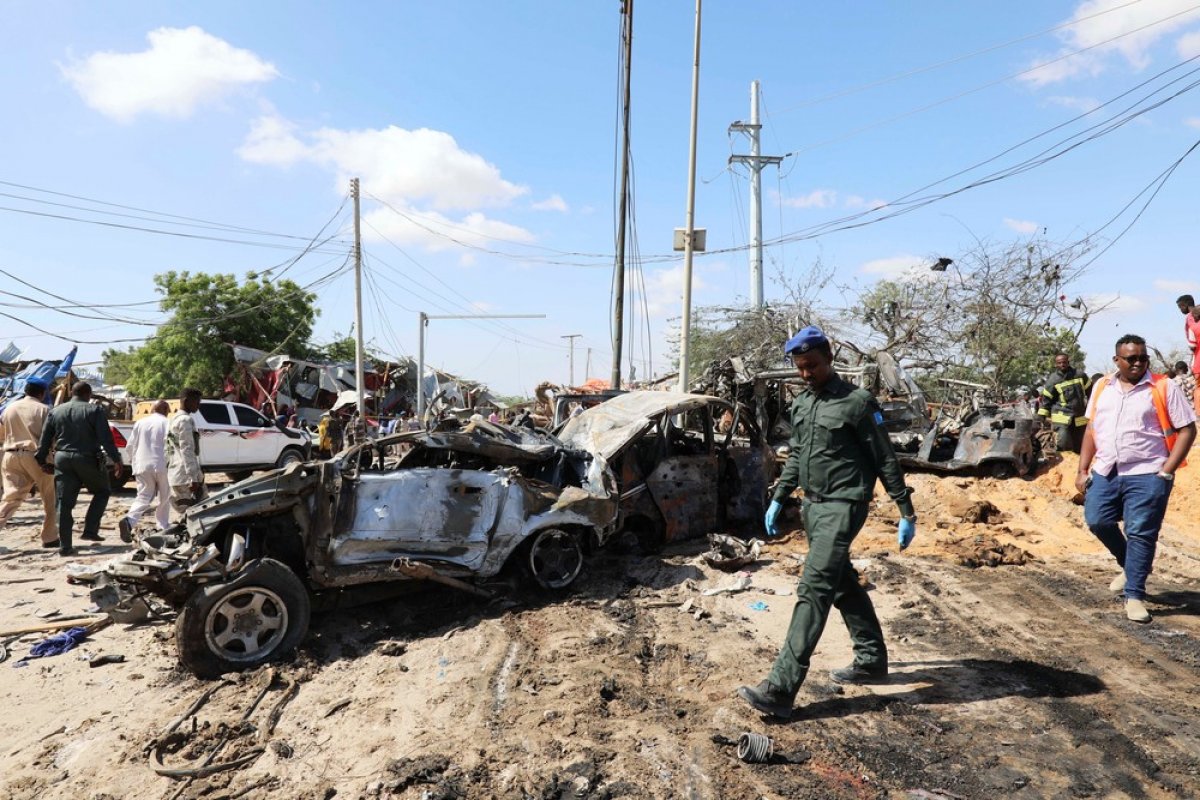 Carro-bomba explode e deixa 25 mortos e 40 feridos na Somália