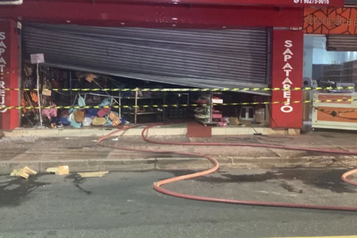 Estabelecimento pega fogo na Barroquinha, em Salvador 