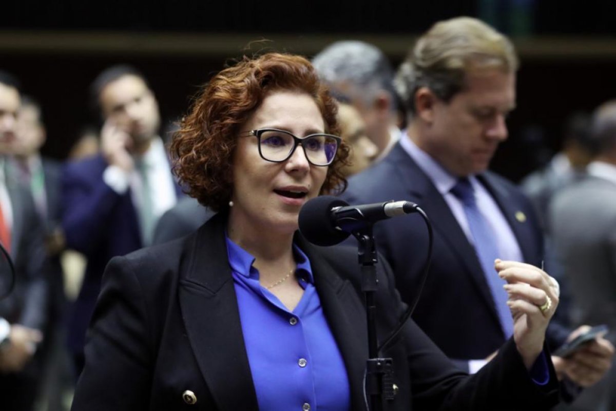 Carla Zambelli se pronuncia sobre áudios enviados ao hacker Walter Delgatti