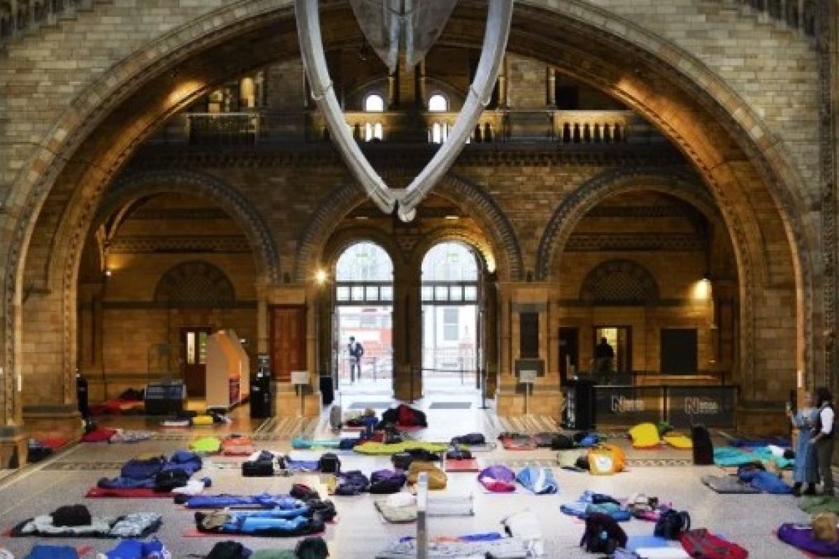 Museu em Londres oferece noite do pijama para adultos com jantar, drinks e café da manhã