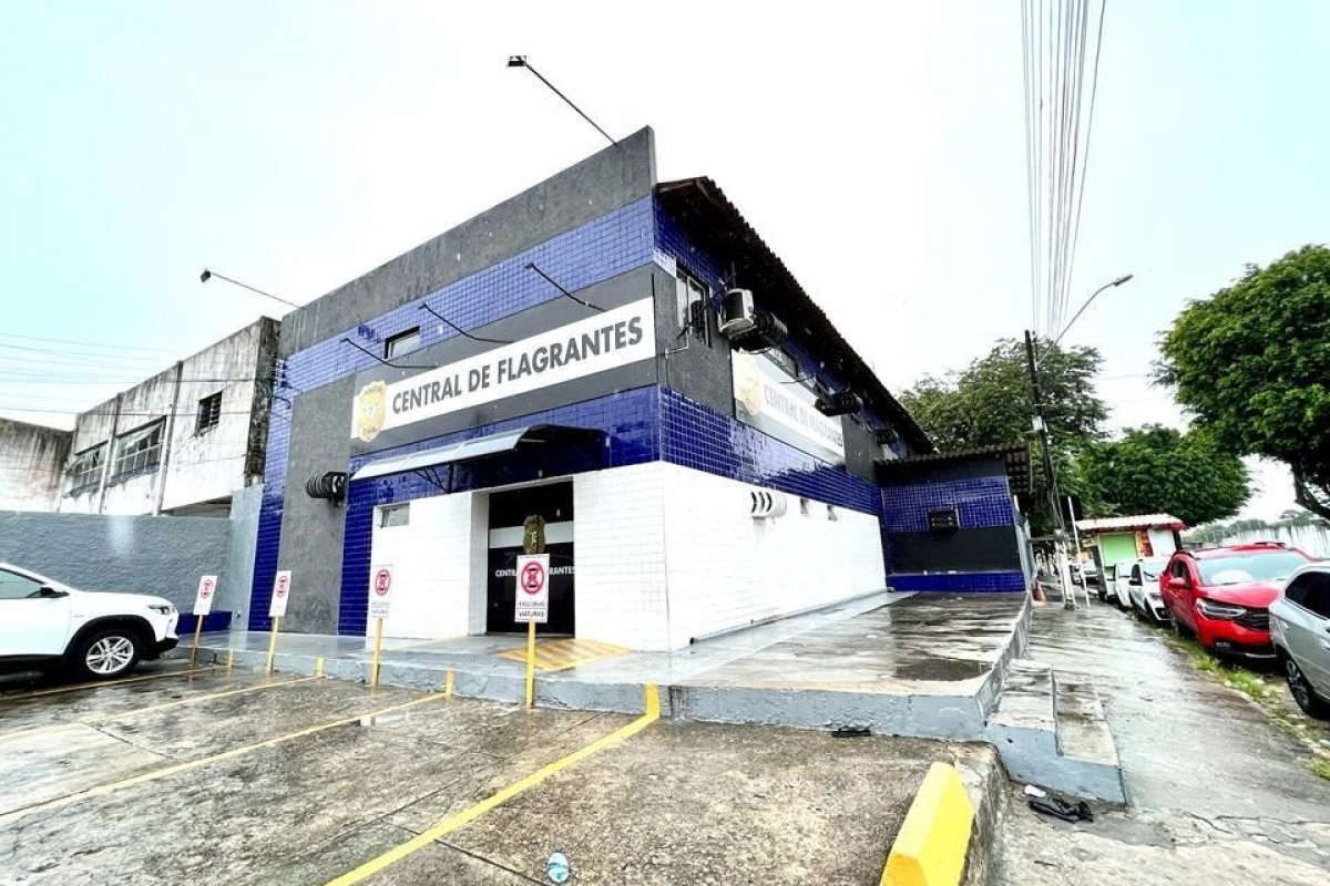 Homem é preso após passar mão nos seios de criança