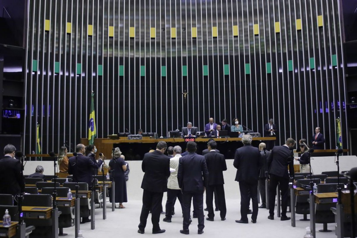 Câmara deve votar taxação para super-ricos nesta quarta-feira (25)