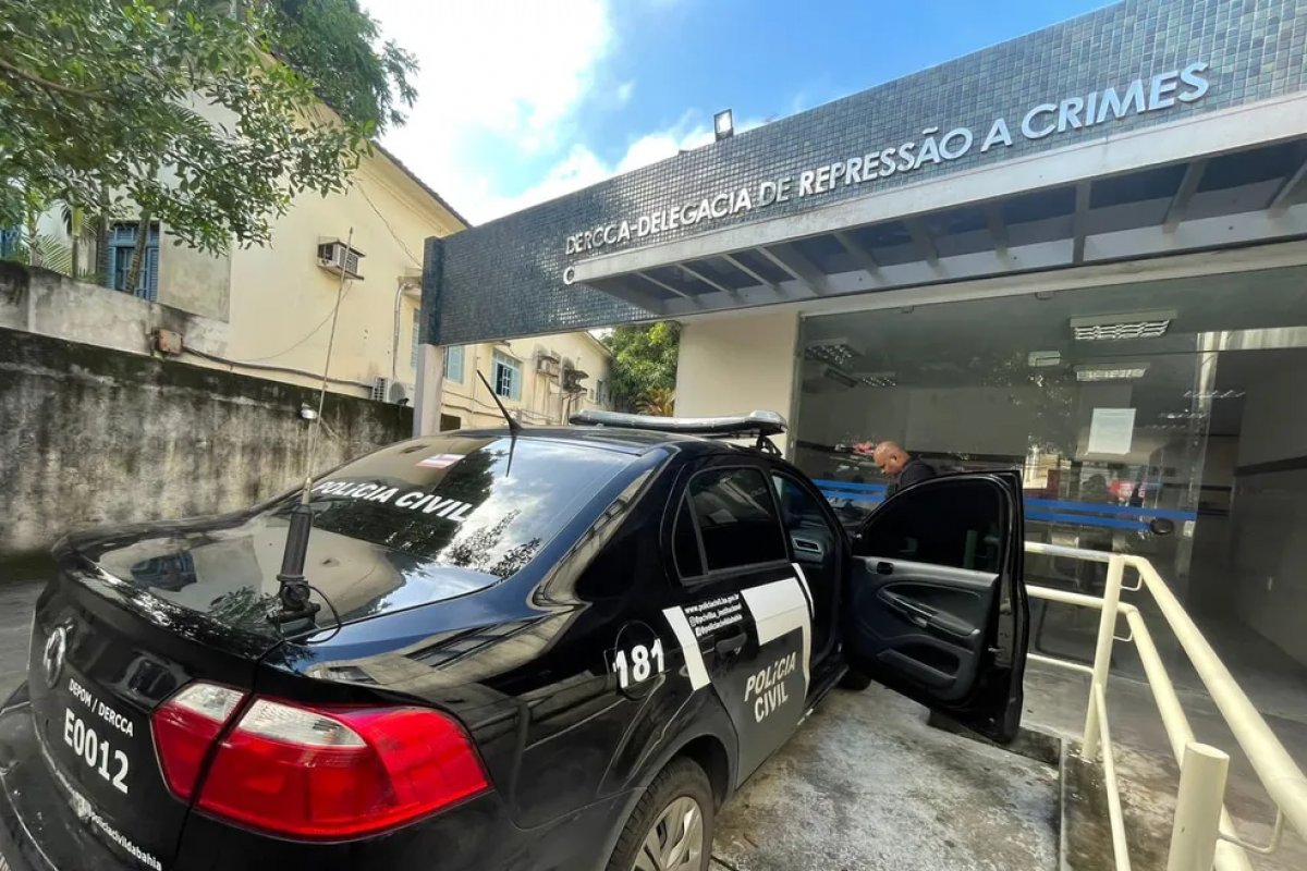 Professor é preso dentro de escola suspeito de cometer importunação sexual contra alunas em Salvador