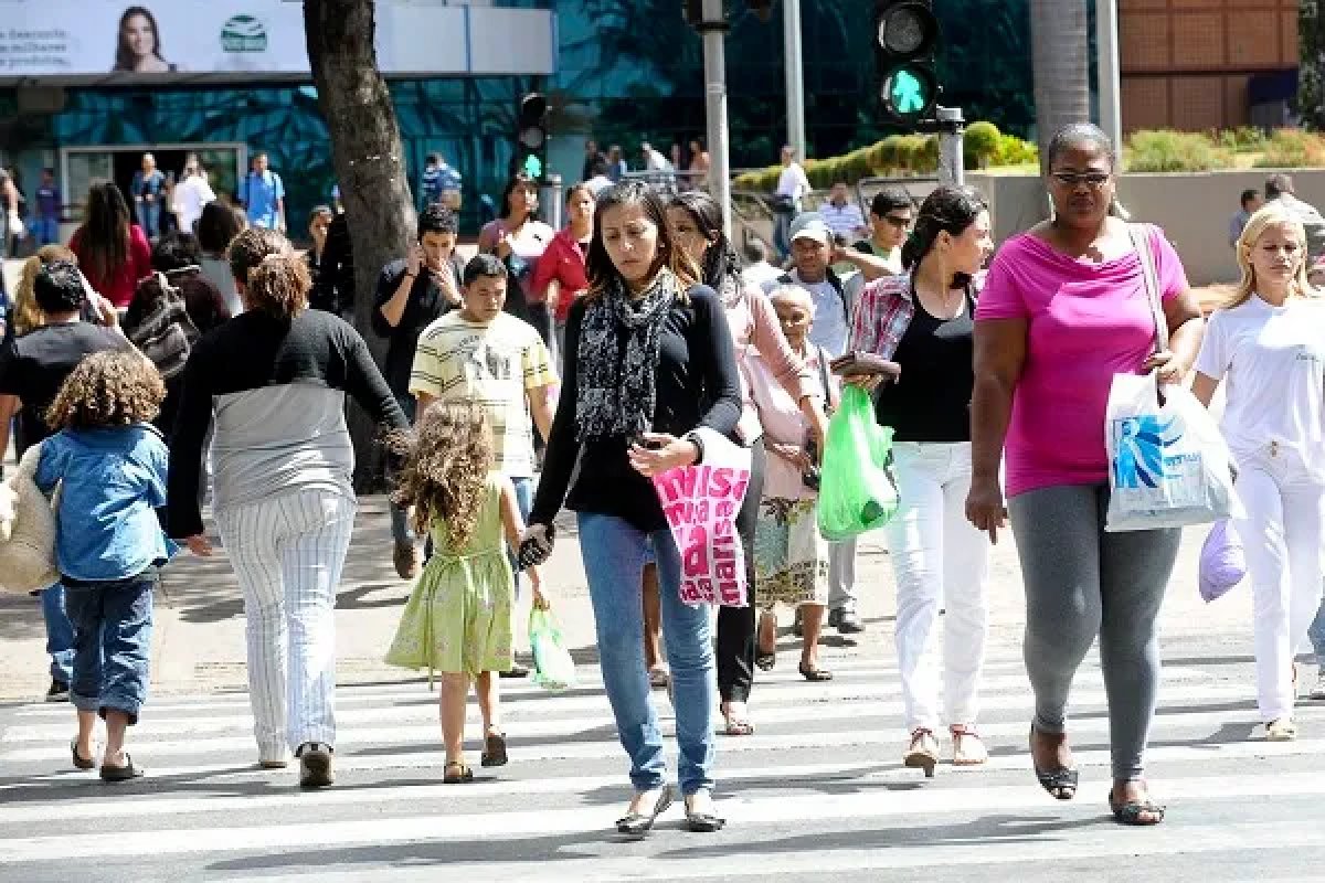 Brasil tem população cada vez mais feminina e velha, aponta levantamento do IBGE