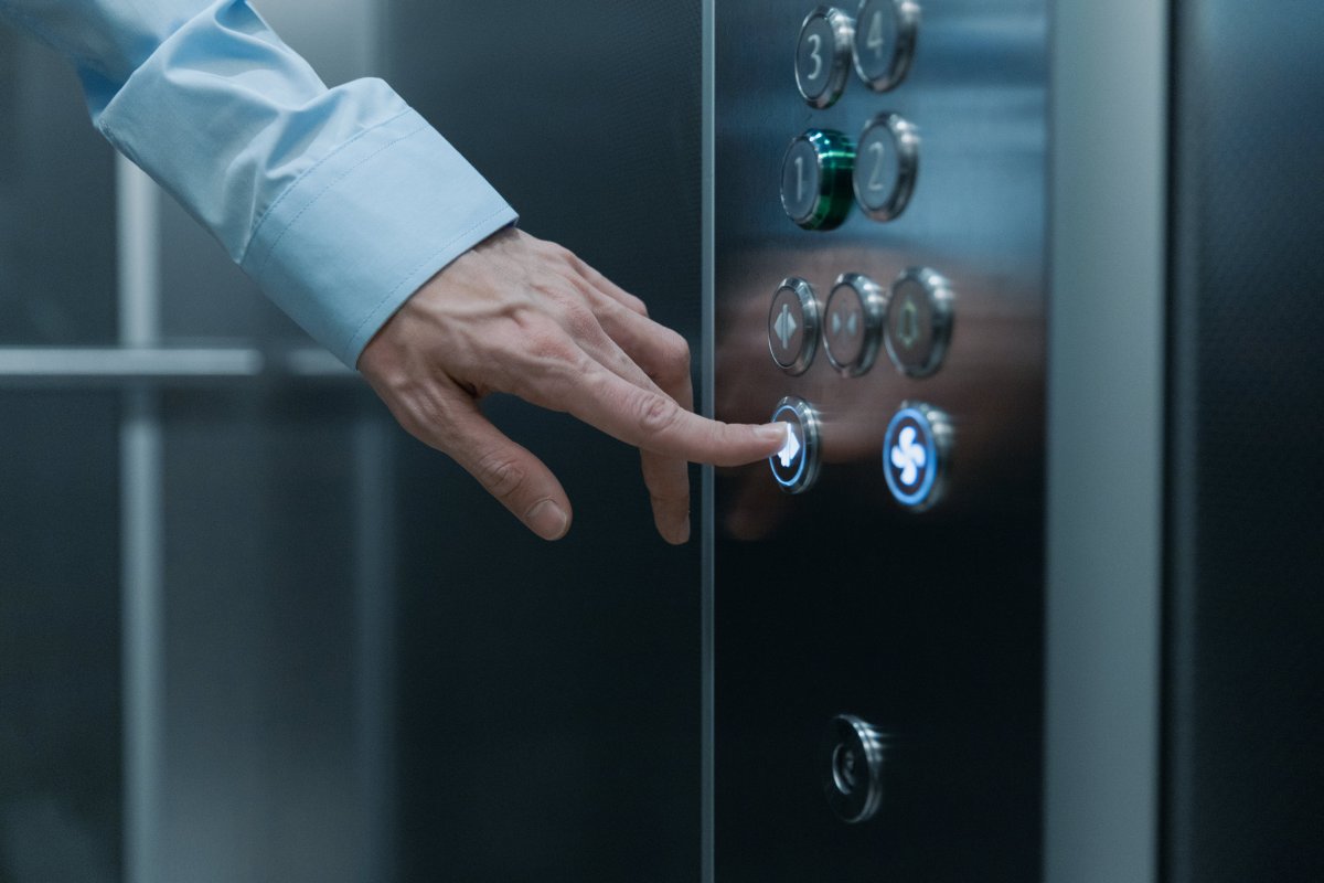 Turistas passam mal após ficarem quase 2h presos em elevador de hotel no CE