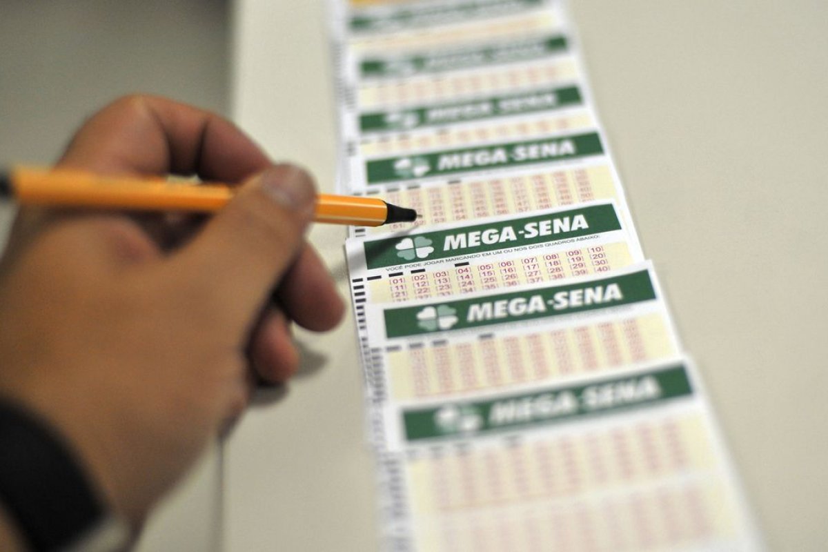 Mega-Sena acumula e prêmio pode chegar a R$ 105 milhões no próximo sorteio