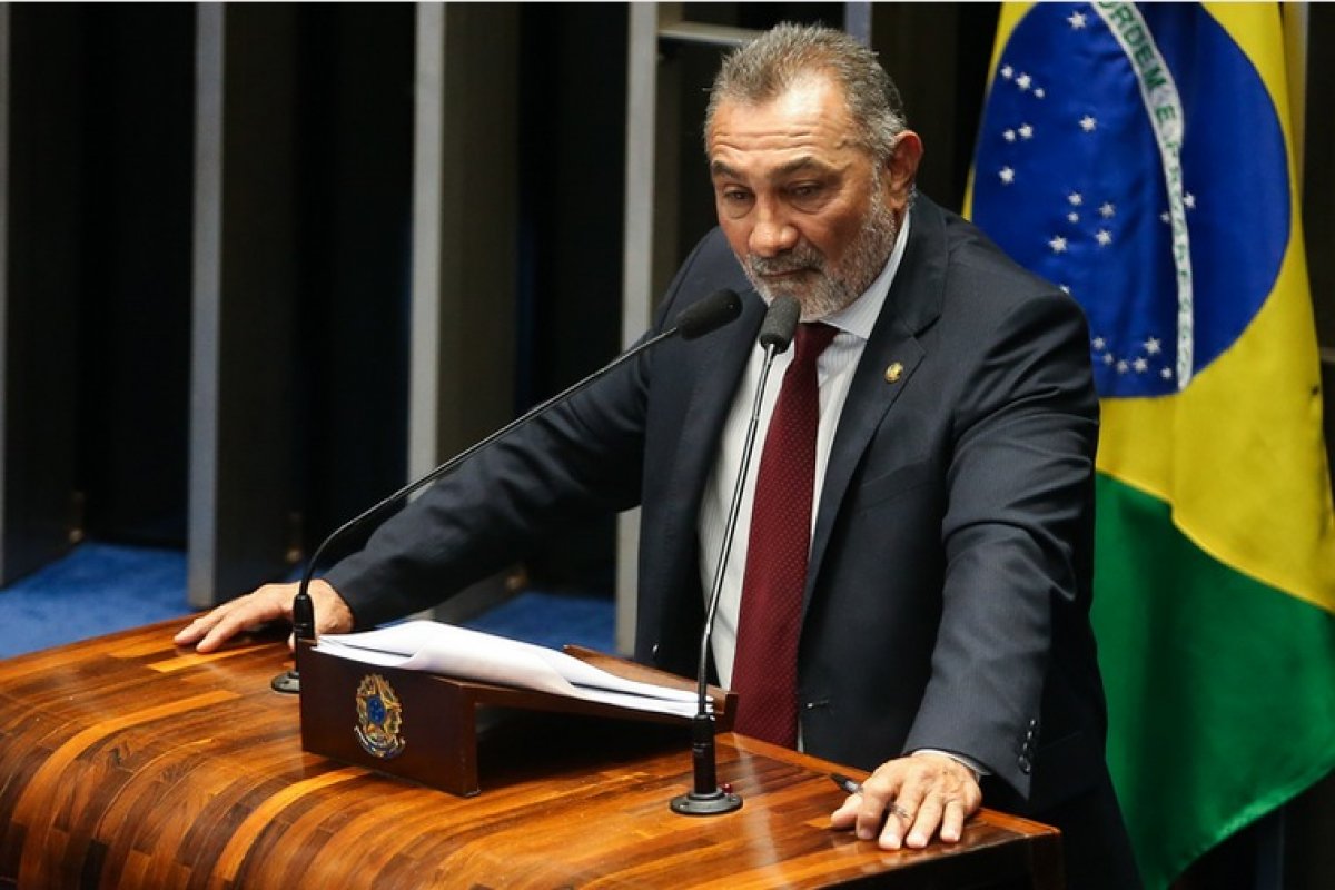 Ex-senador Telmário Mota é considerado foragido suspeito de mandar matar mãe da própria filha