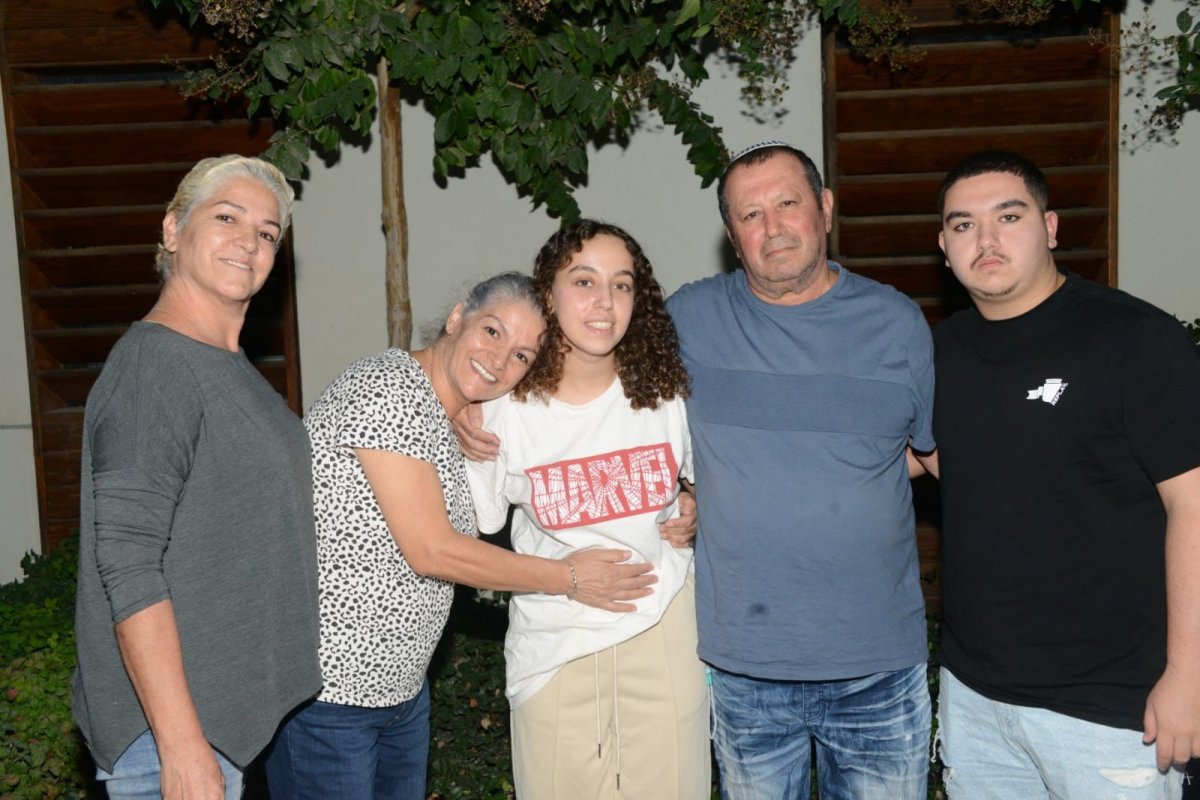Soldado israelense mantida refém pelo Hamas desde 7 de outubro é libertada