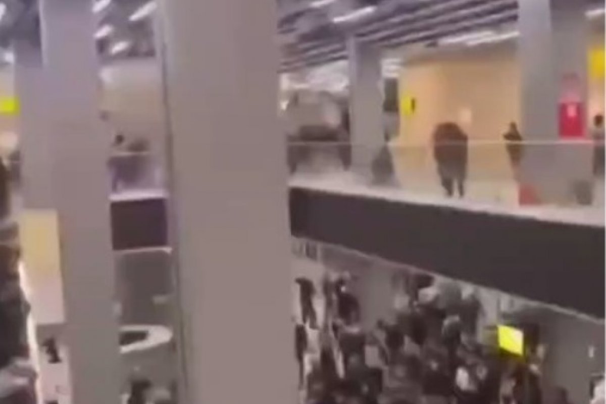 Vídeo: manifestantes invadem aeroporto na Rússia para agredir judeus e deixam dez feridos 