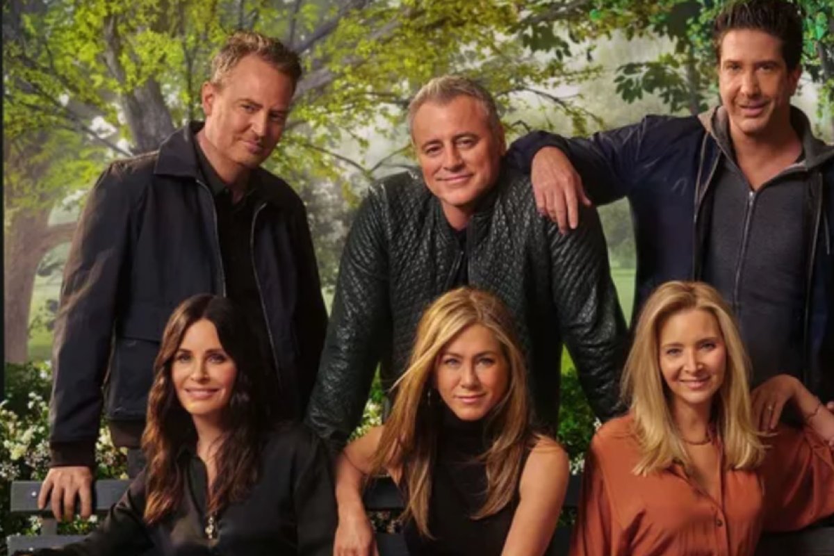 Matthew Perry é enterrado em cemitério próximo ao estúdio de 'Friends'