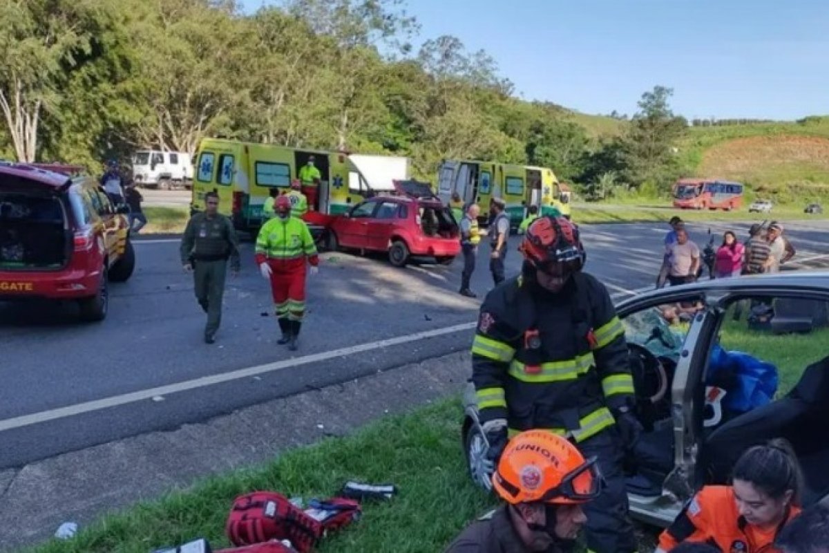 Acidente deixa cinco feridos em rodovia de São José dos Campos 