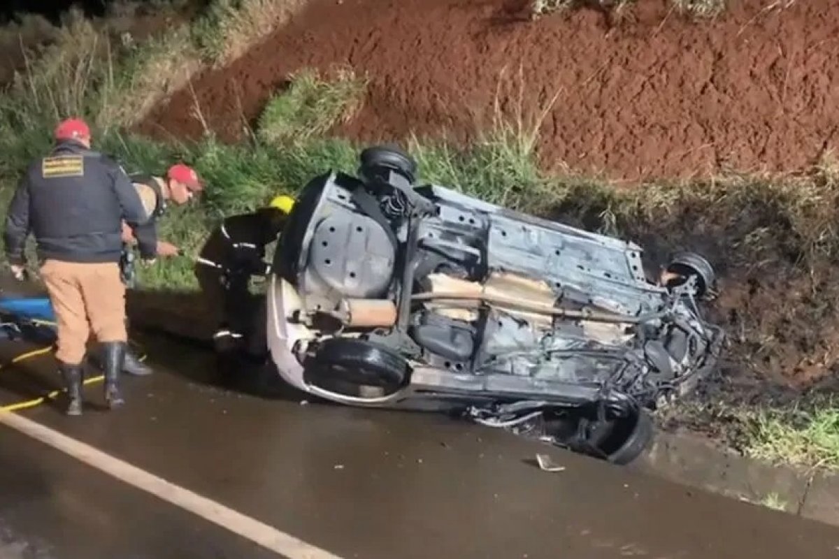 Colisão entre dois carros deixa três mortos e um ferido 