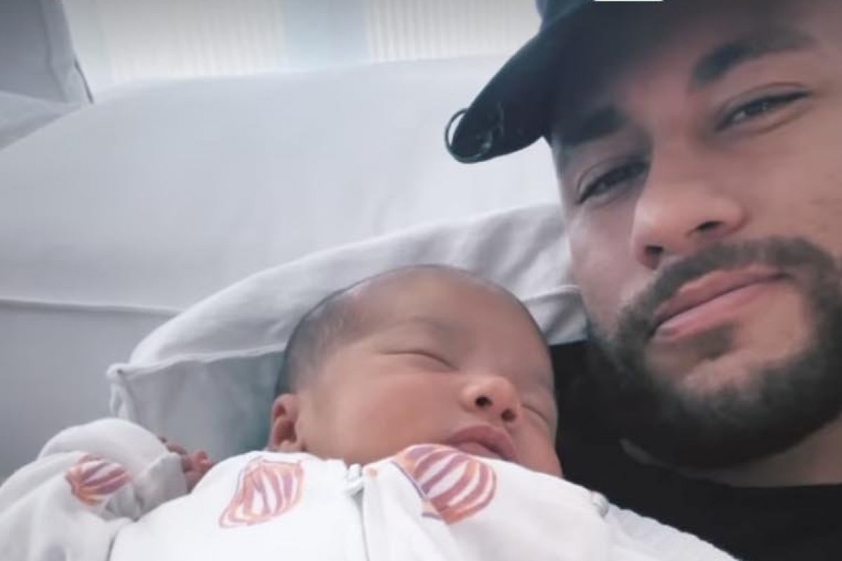 Em recuperação de cirurgia, Neymar Jr passa o domingo com a filha no colo! 
