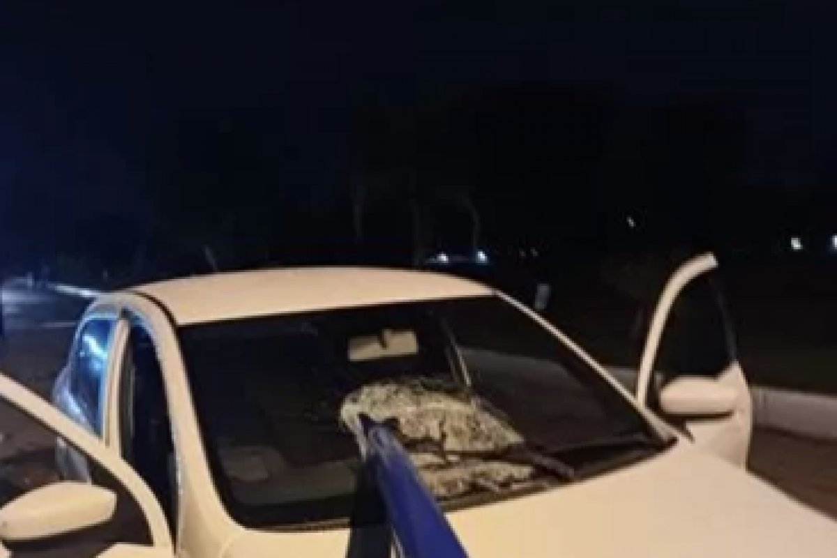 Barra de ferro atinge carro no Distrito Federal