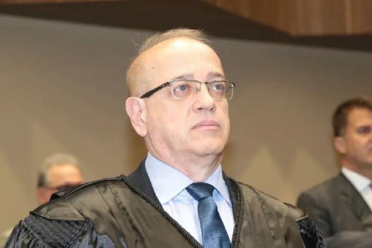 Desembargador que defendeu o fim da PM de Goiás é suspenso do cargo