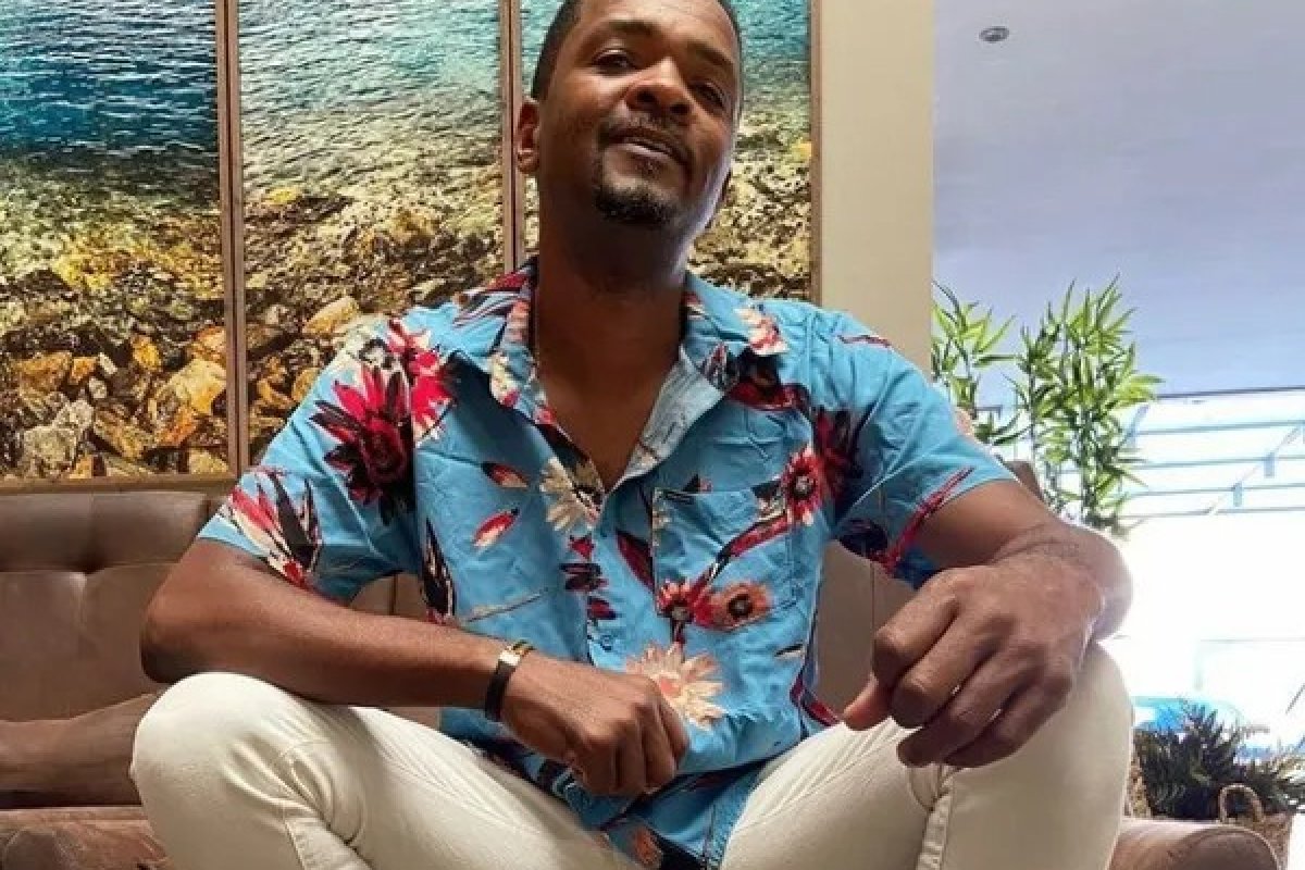Cantor de axé Roberto Kuelho sofre acidente de carro na BR-101