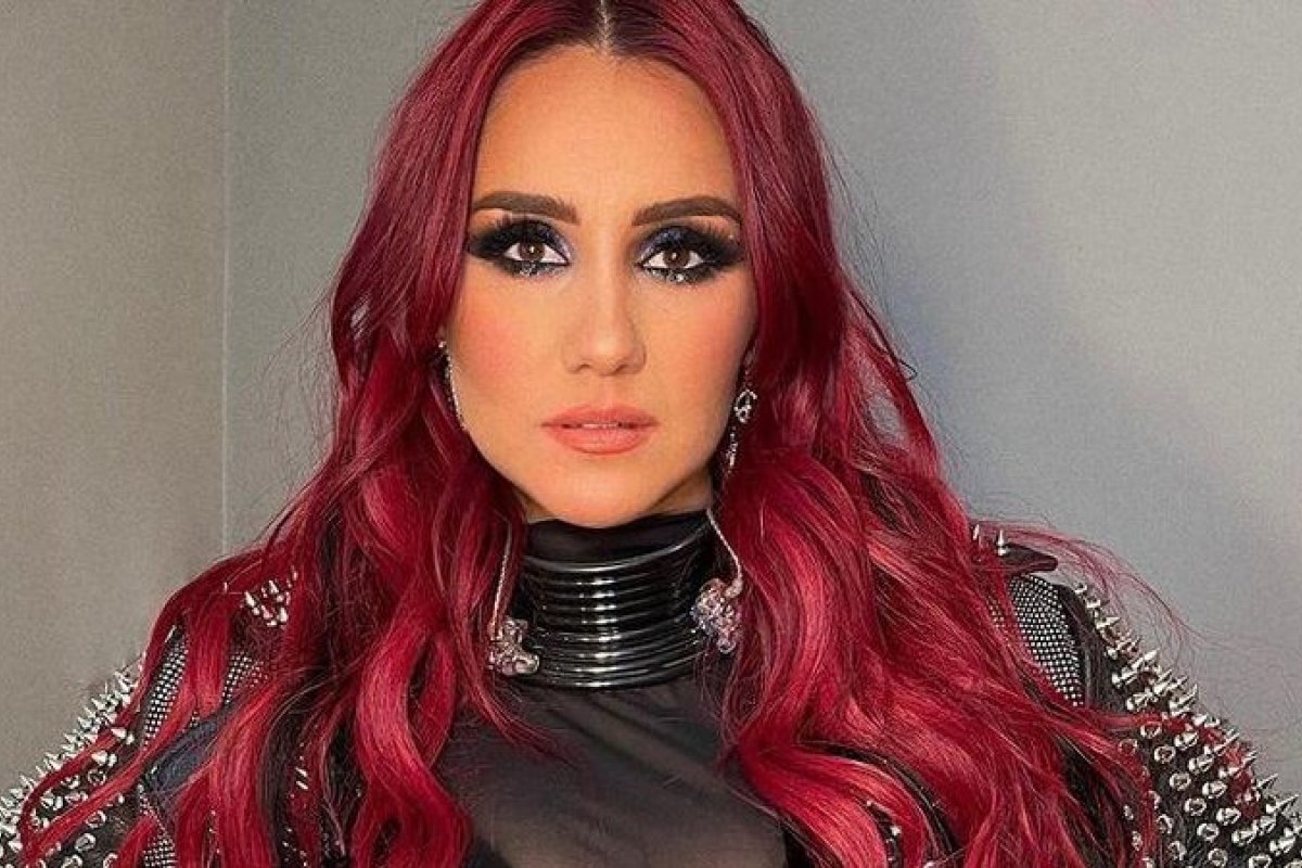 Dulce Maria celebra chegada ao Brasil após cinco anos! 