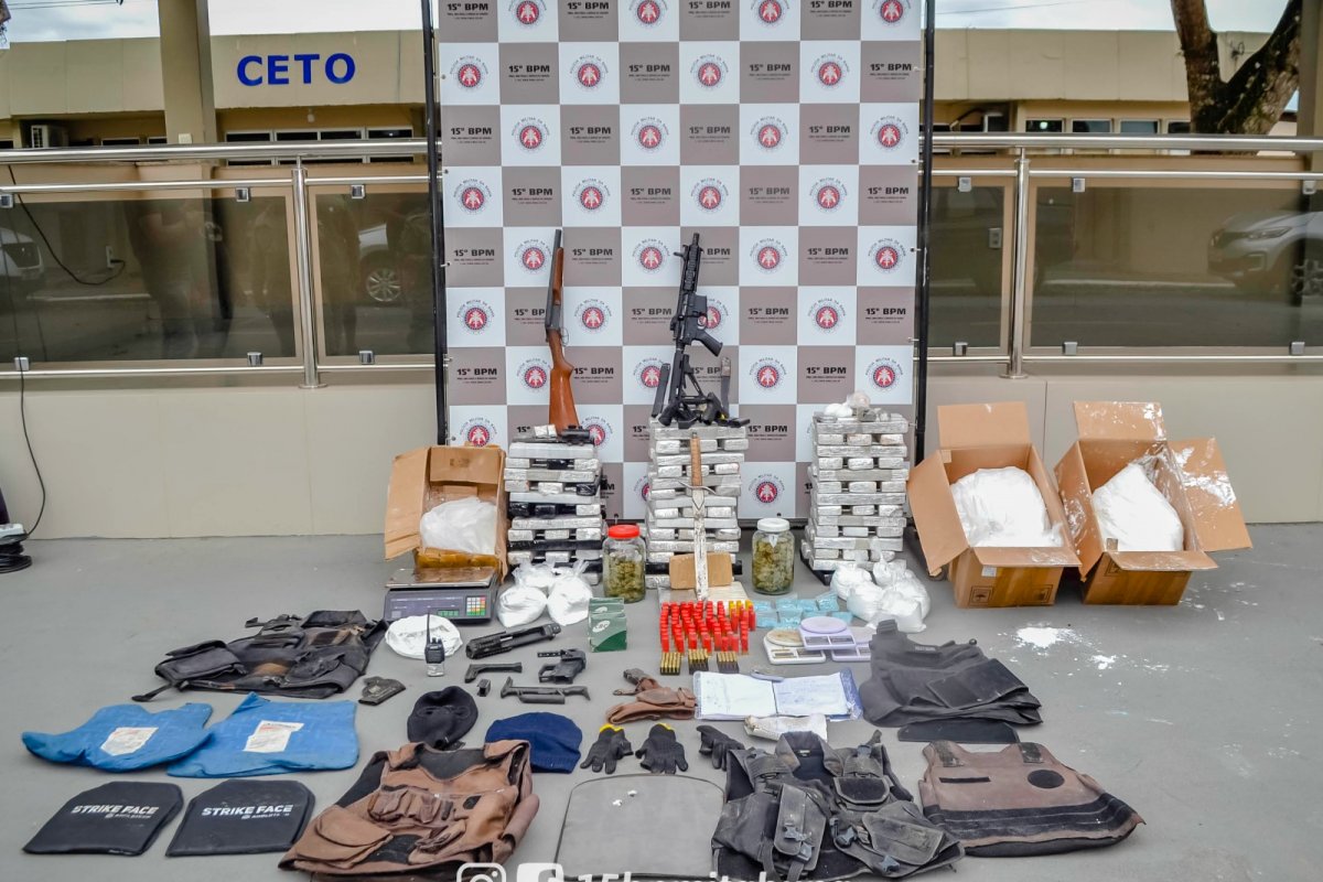 PM desmonta base de armazenamento de armas e drogas em Itabuna