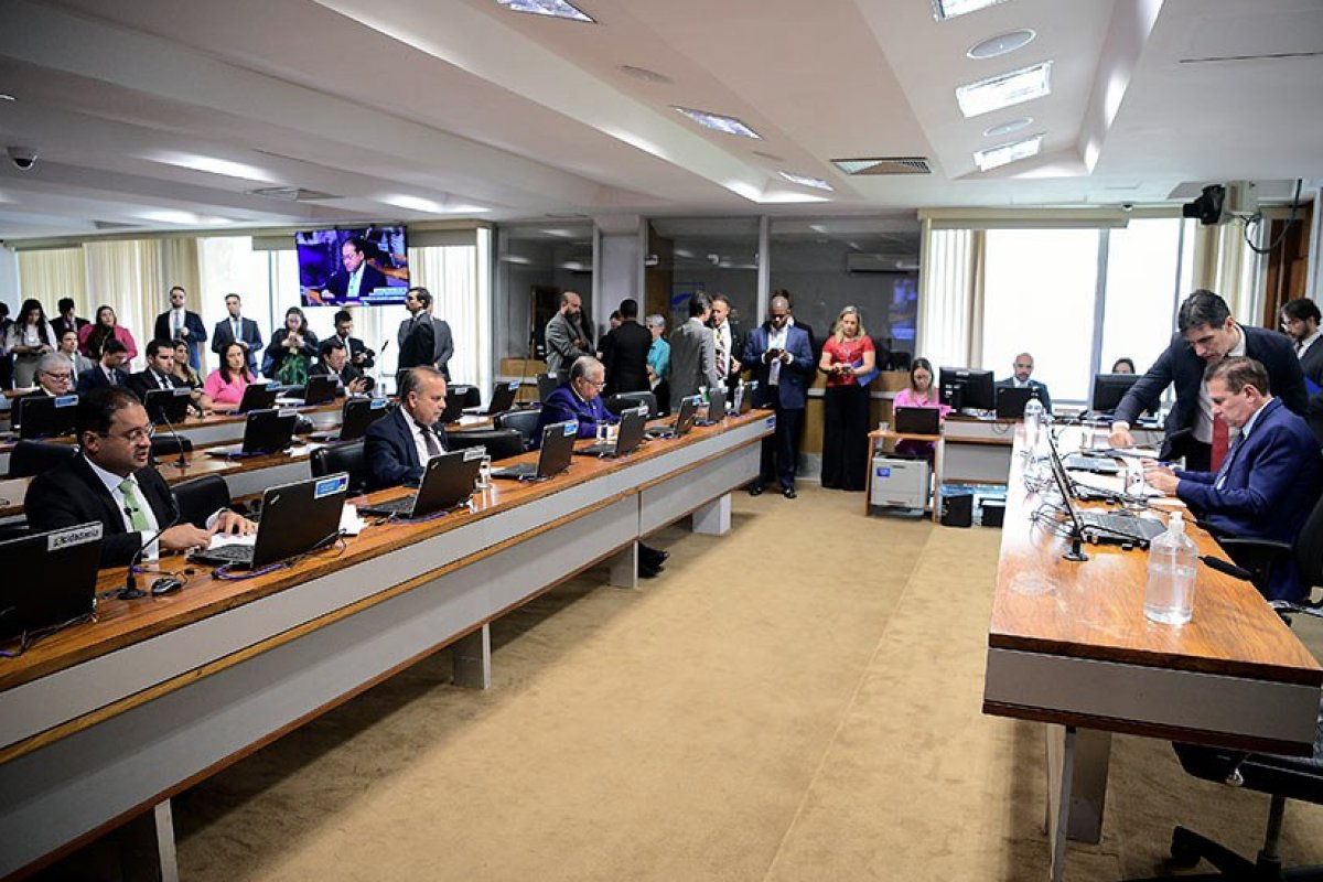 Proposta de redução da jornada de trabalho de psicólogos pode impactar em R$ 279 mi aos municípios, diz CNM