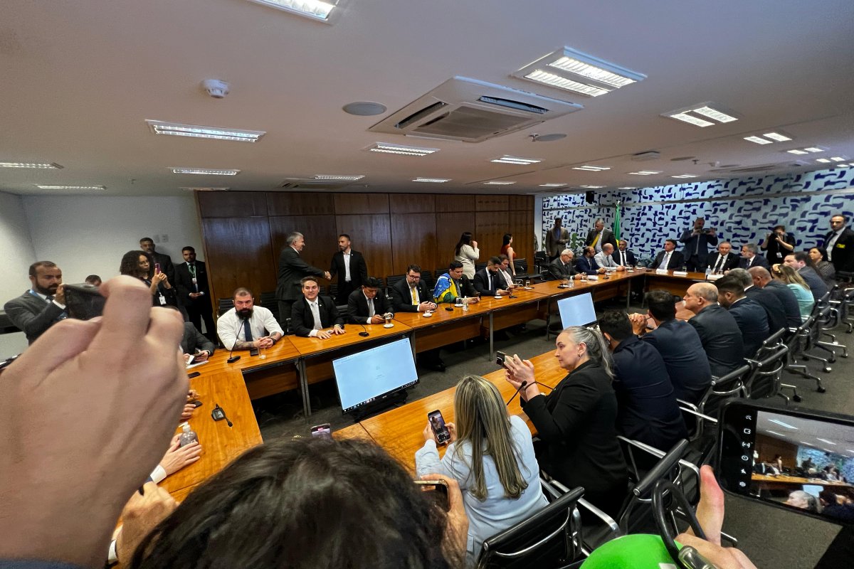 Vídeo: Bolsonaro vai à Câmara para exibição de imagens de massacres do Hamas 