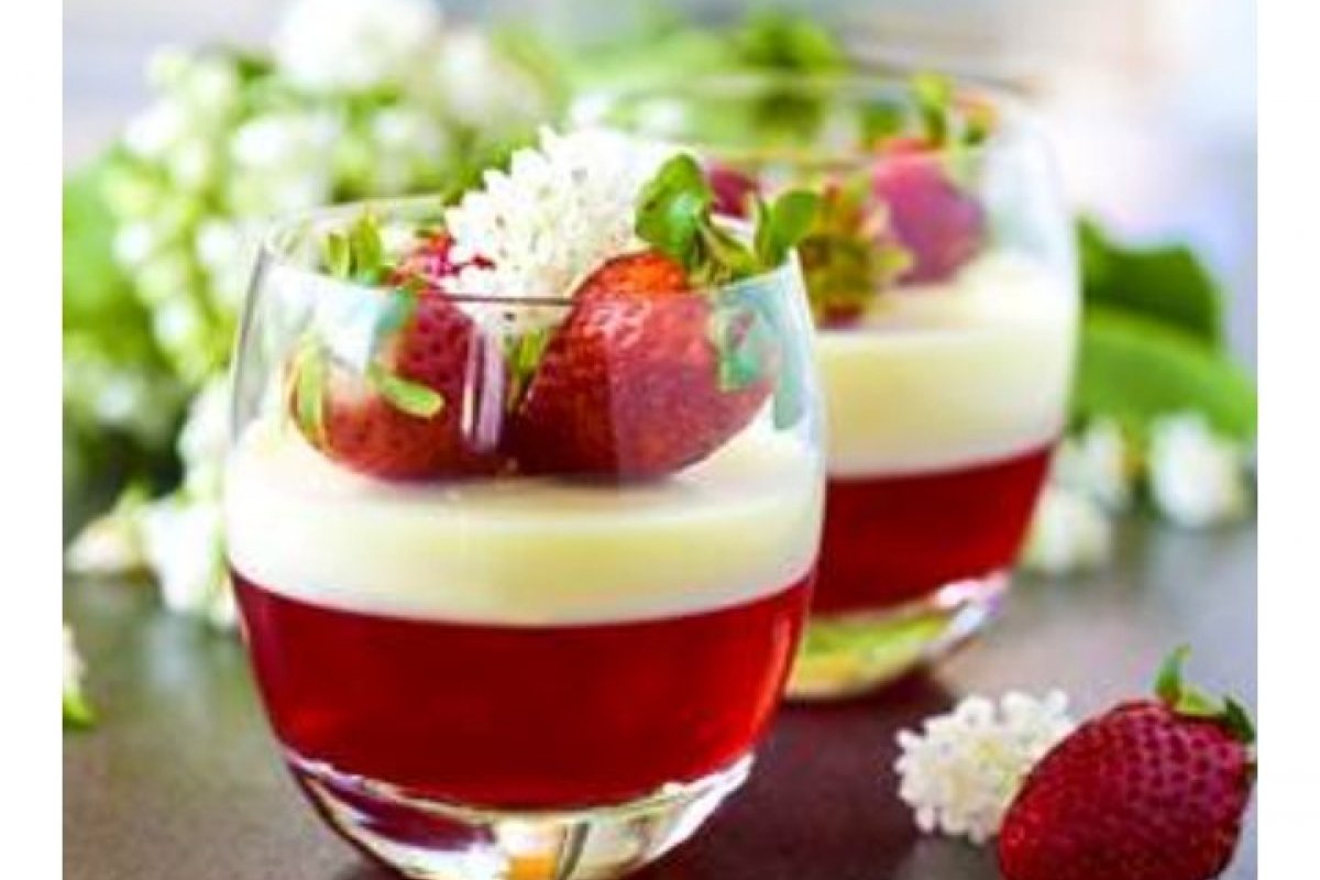 Refrescante e delicioso: aprenda a fazer o Creme de Baunilha com Gelatina de Morango! 
