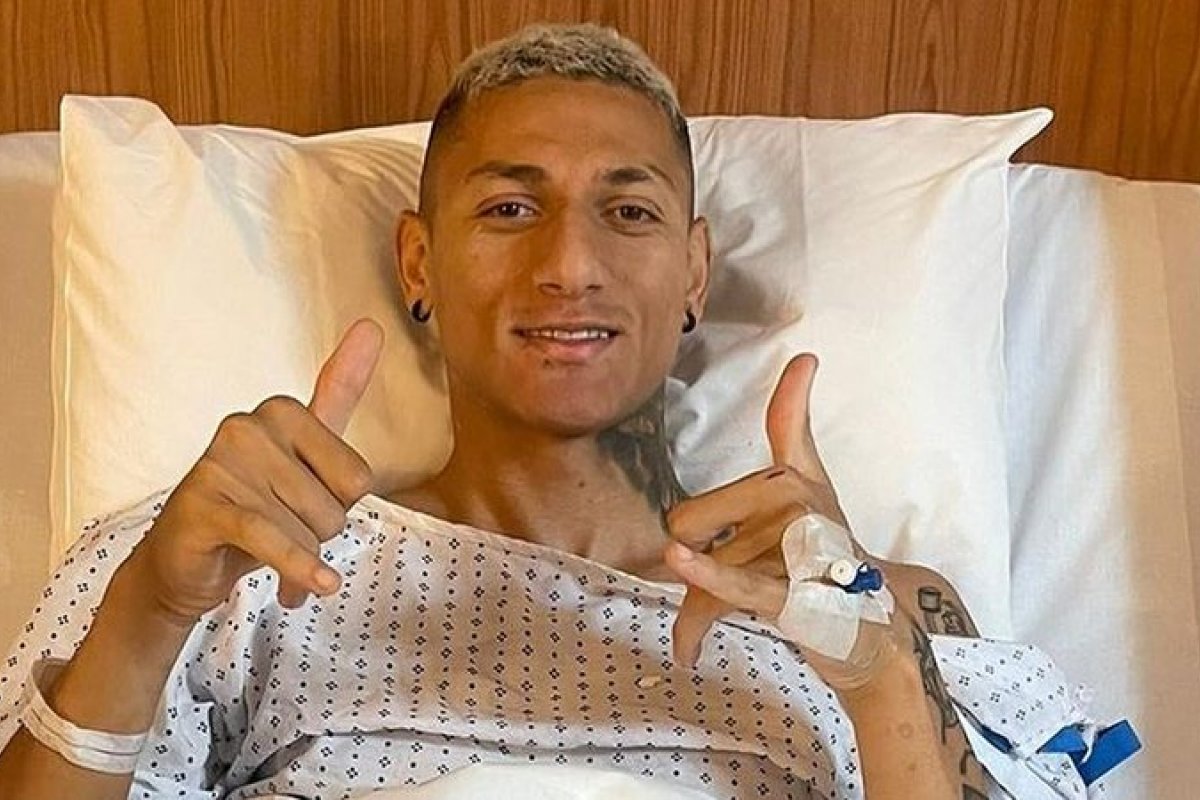 Fora da seleção, Richarlison aparece em quarto de hospital e passa por cirurgia delicada! 