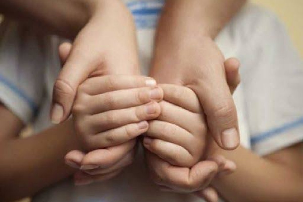 Cerca de 200 crianças e adolescentes esperam para serem adotados na Bahia 