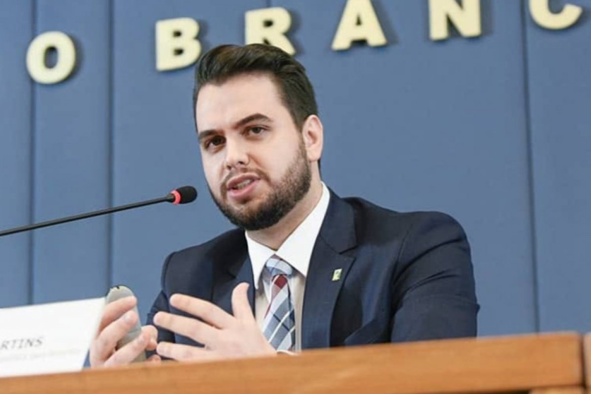 Ação contra ex-assessor de Bolsonaro deve continuar, determina TRF1