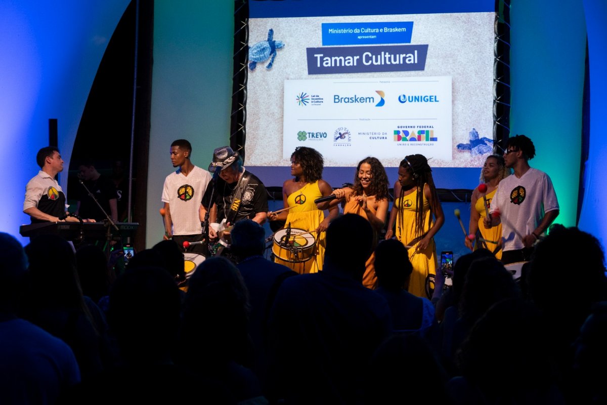 Oficina de musicalização transforma materiais recicláveis em instrumentos musicais em Praia do Forte! 