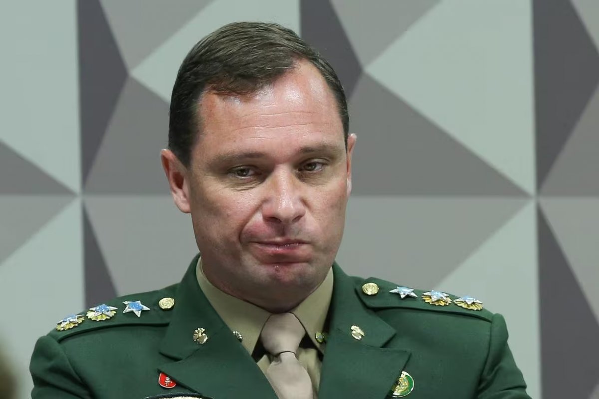 Michelle e Eduardo incitavam Bolsonaro a dar golpe, diz Cid