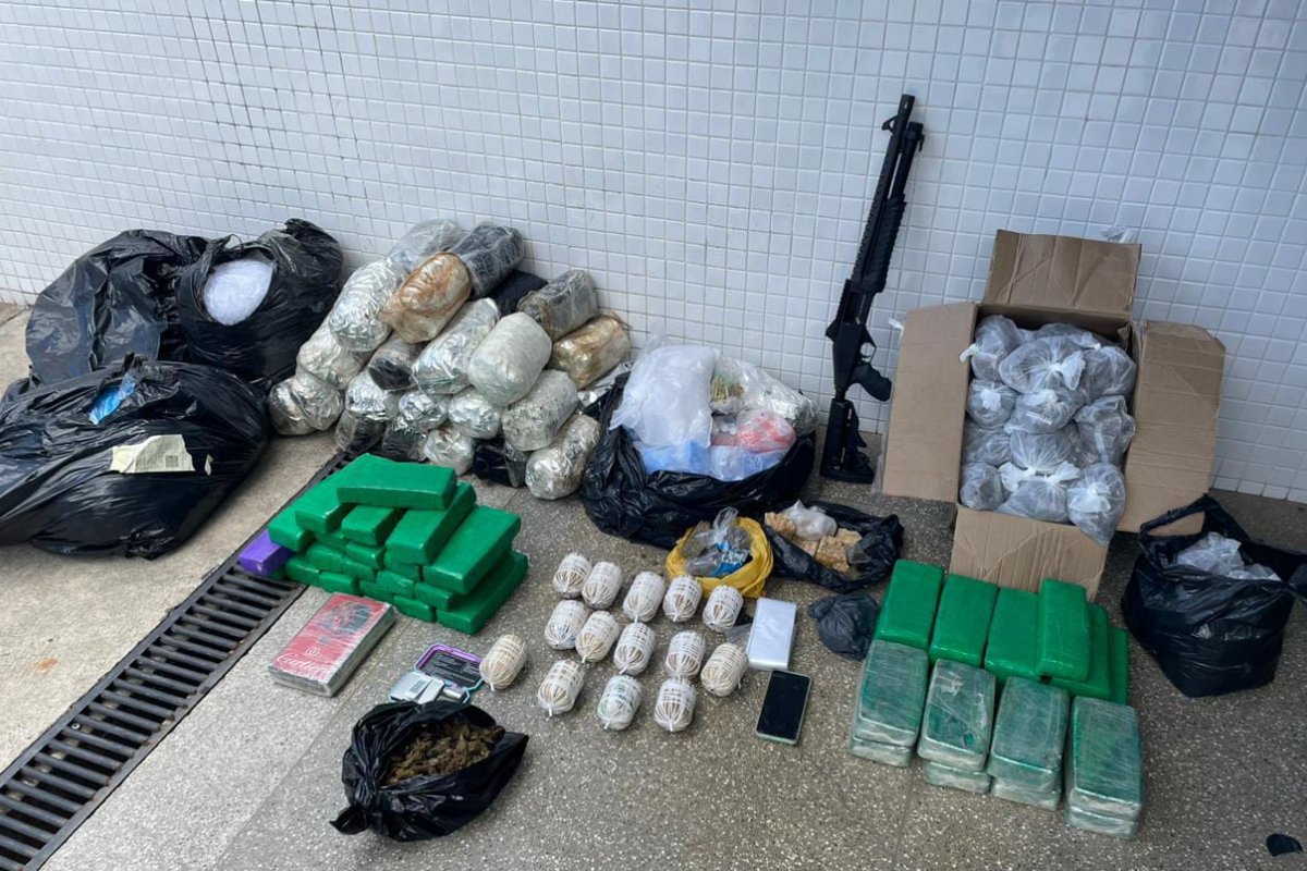 Homem suspeito de tráfico é preso após polícia desmontar base de facção na RMS
