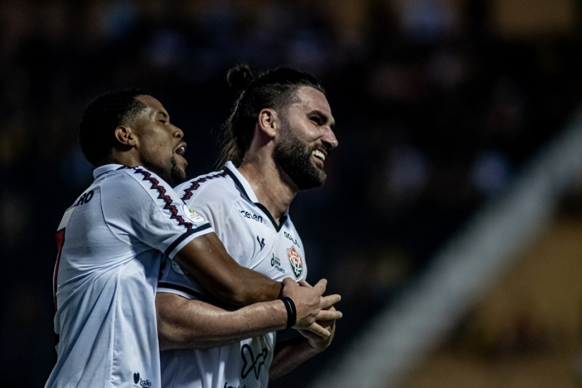 Vitória vence de virada, conquista título da Série B e garante acesso para elite