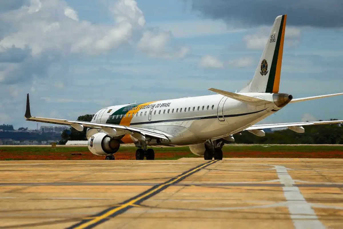 Avião da FAB decola rumo ao Brasil  com grupo que deixou Gaza