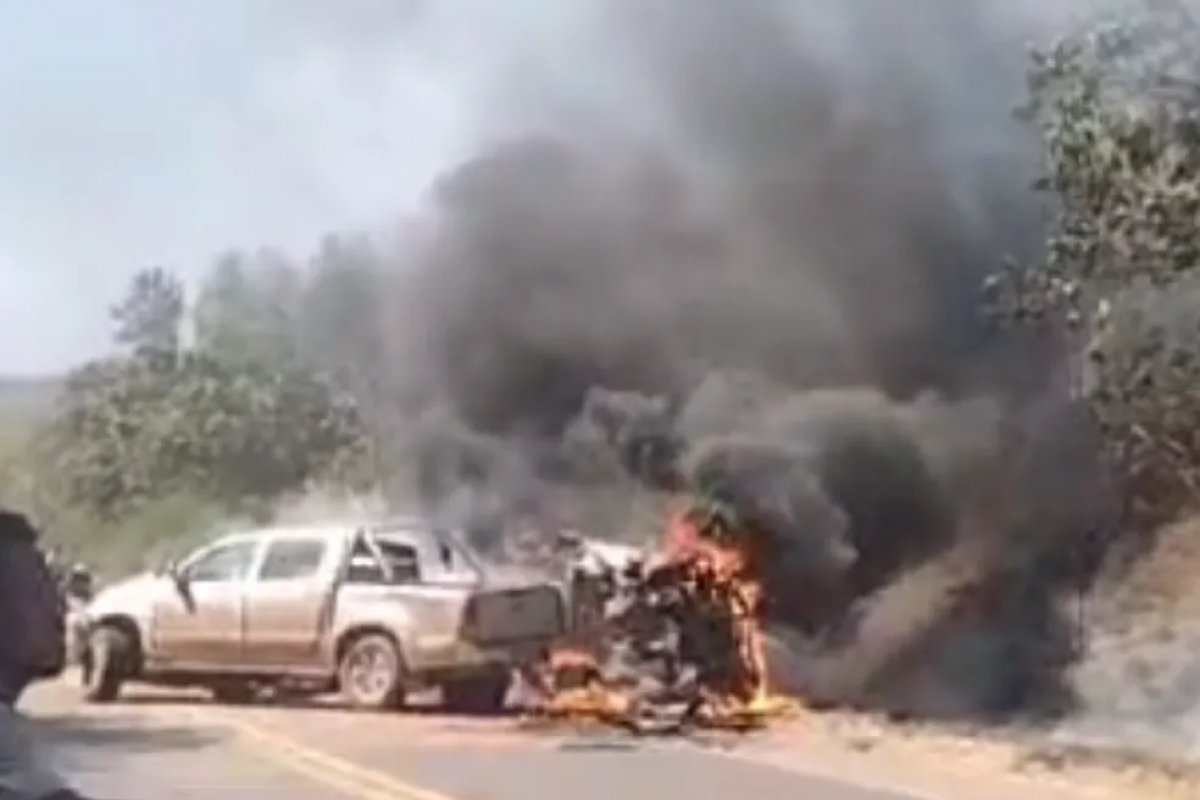 Duas pessoas morrem e quatro ficam feridas em batida envolvendo três carros no extremo sul da BA