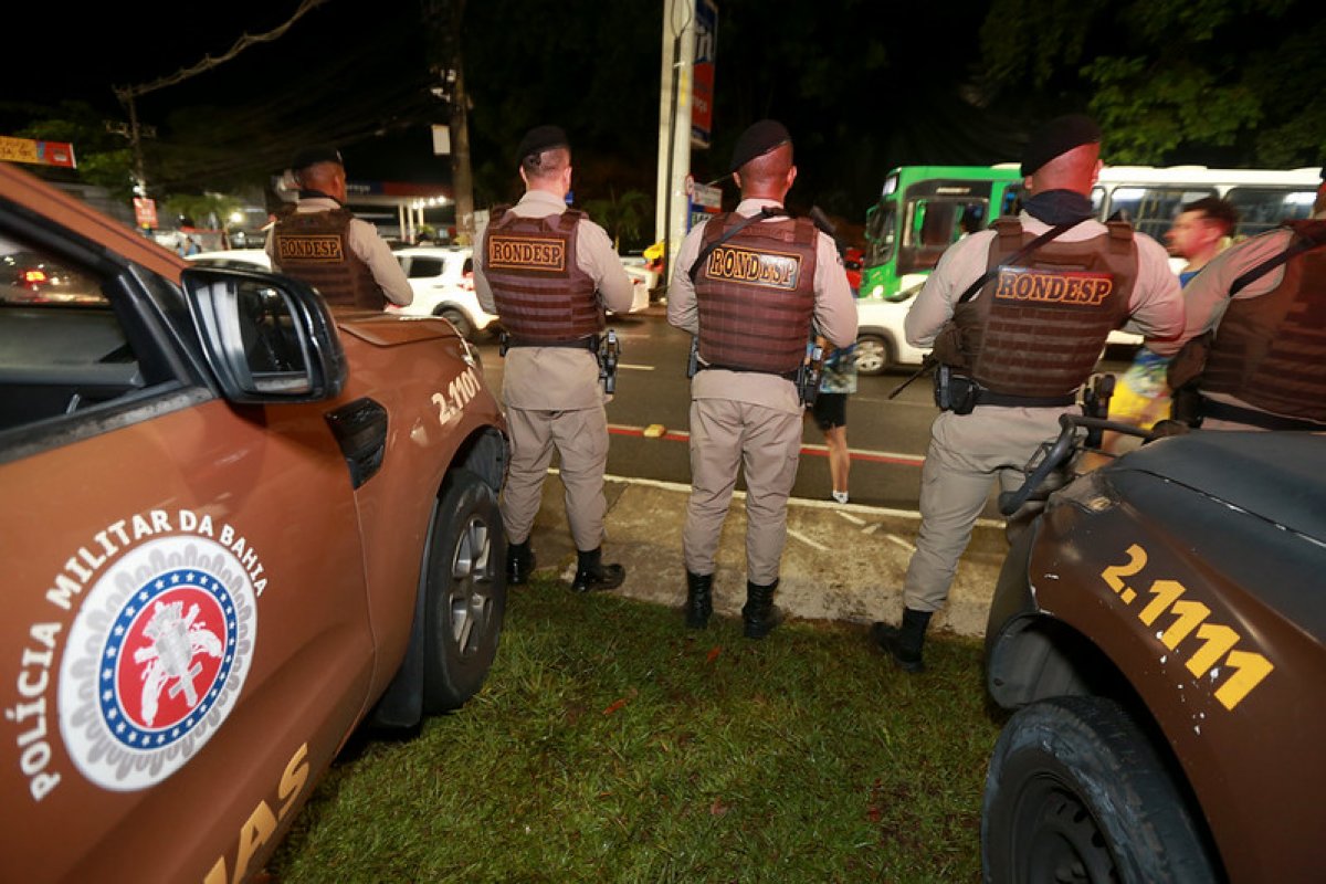 Veículo roubado é encontrado na Paralela