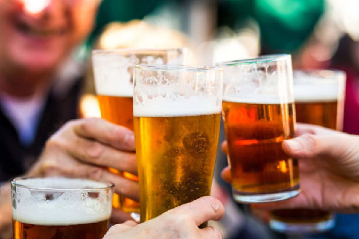 Abrasel aponta que consumo de cerveja deve aumentar em 40% com onda de calor no Brasil