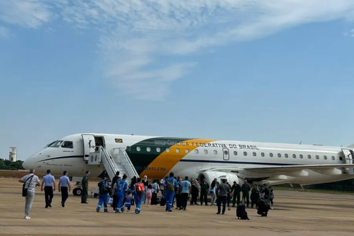 Avião da FAB decola para Guarulhos com repatriados da Faixa de Gaza 