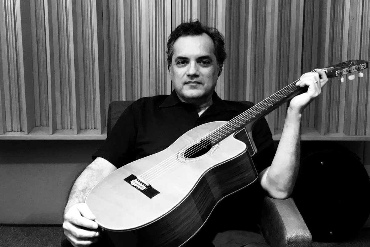 Em “Canções Flutuantes - Volume 2”, o compositor e  cantor Péri enaltece o samba no formato voz e violão! 