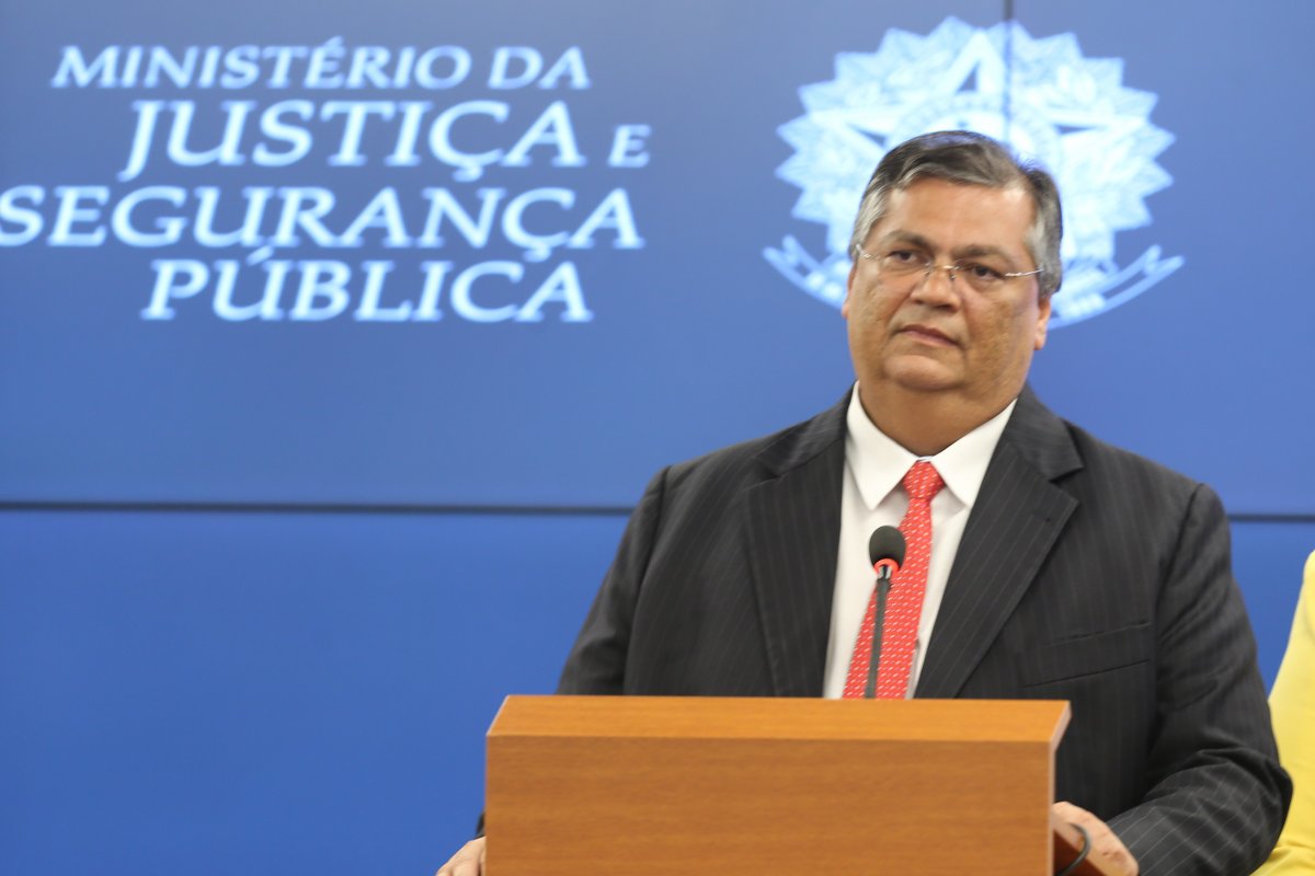 Dino diz que não demitirá funcinários que receberam “dama do tráfico”