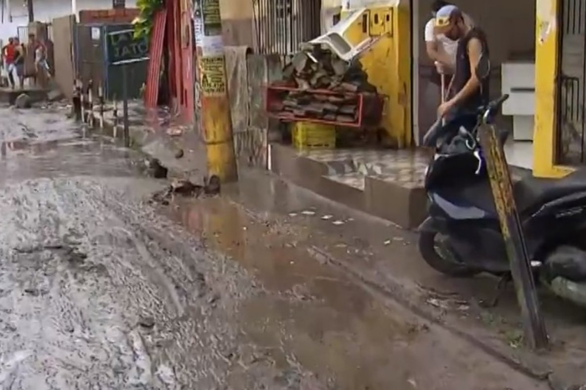 Bairro de Itapuã é prejudicado pelos alagamentos causados pela chuva