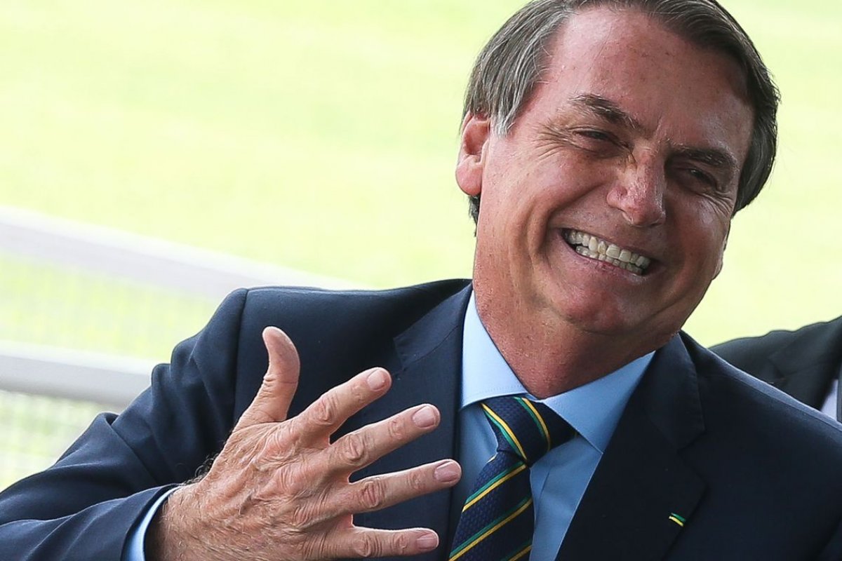 Bolsonaro assina MP e define novo valor do salário mínimo