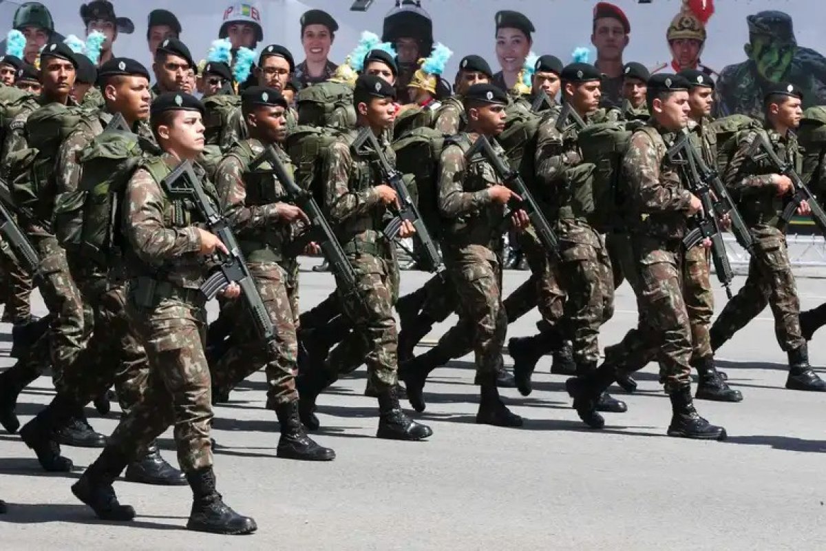 Exército diminui expediente de tropa sem cortar salário para reduzir gastos com luz, água e alimentação em quartéis