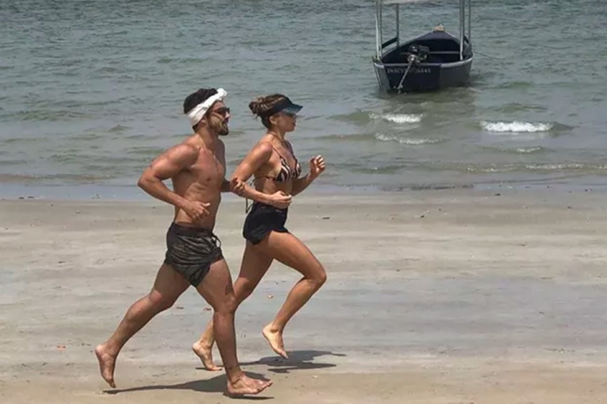 Grazi Massafera e Caio Castro são flagrados  por banhistas em corrida matinal 